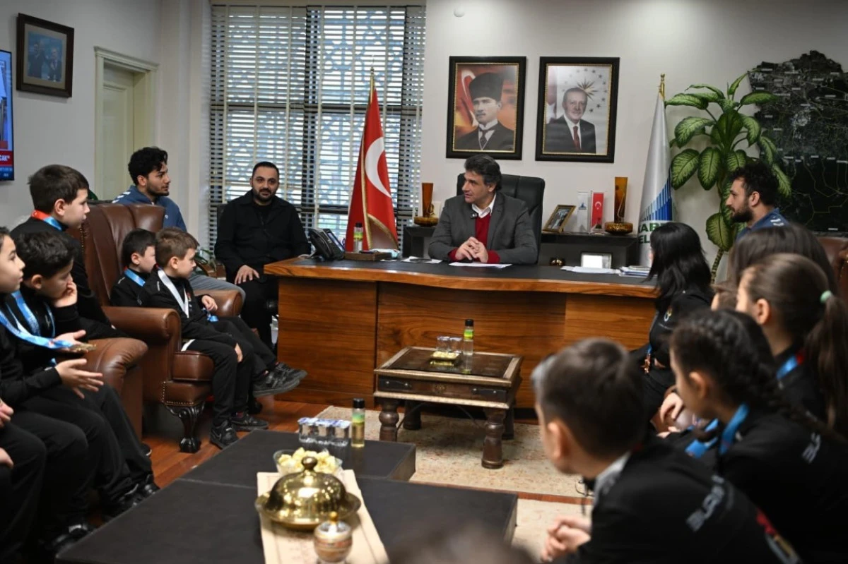 Şampiyon Karateciler Başkan Kocaman&rsquo;ın Konuğu Oldu